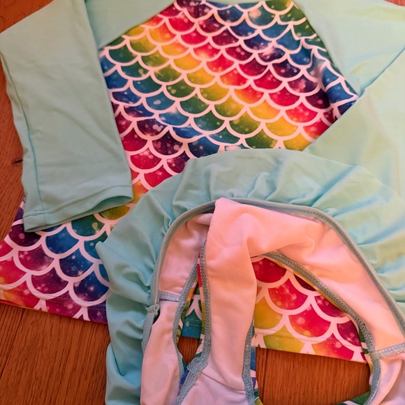 Amazon Kids Rainbow Scales Rashguard Set - Picture 4 of 5